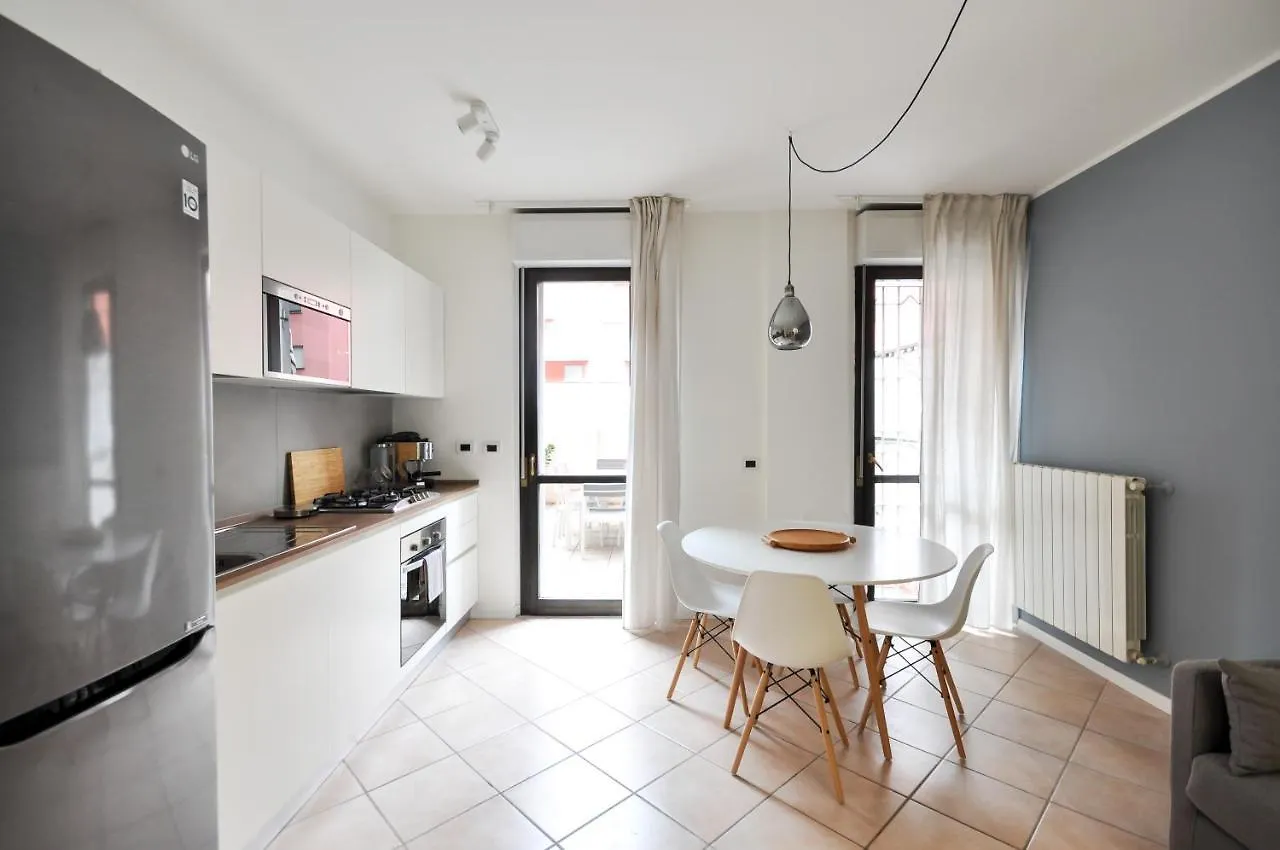 CaseOspitali - CASA CRI&ELISA moderno trilocale con terrazza vicino a Lambrate Ventura Milano 0*,  Italia